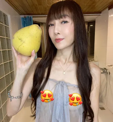 太「柚」人啦！美魔女中秋「光光入鏡」兩點疑走光　網鼻血狂噴嗨爆