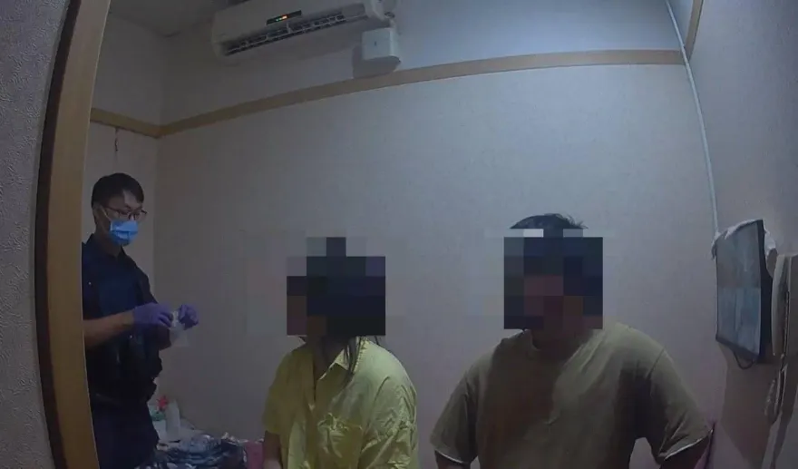 42歲跟24歲「緊緊相連」！台南警抄養生館　越南辣姊急帶嫩男裸藏櫃子