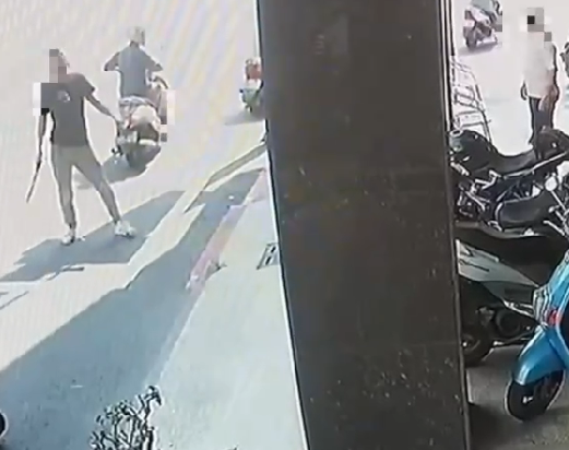 影/高雄醉漢要店員「當作沒看到」！拿鐵鏟又揮刀追趕機車騎士　店員急報警