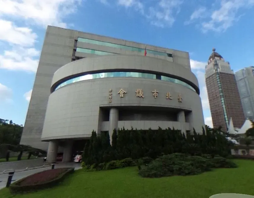 前主播慘了！假冒身分「寄生」記者室　台北市議會禁令出爐