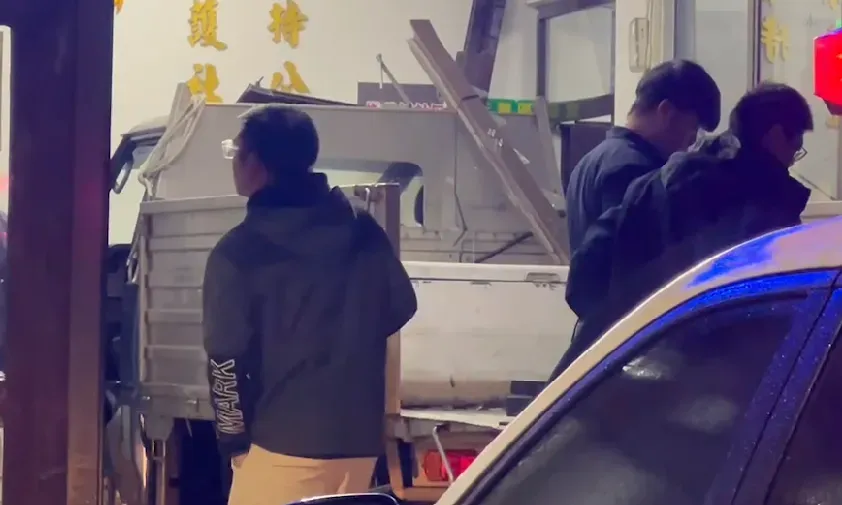快訊/最新衝撞畫面曝！小貨車蓄意撞八堵派出所　1男警命危1女警受傷