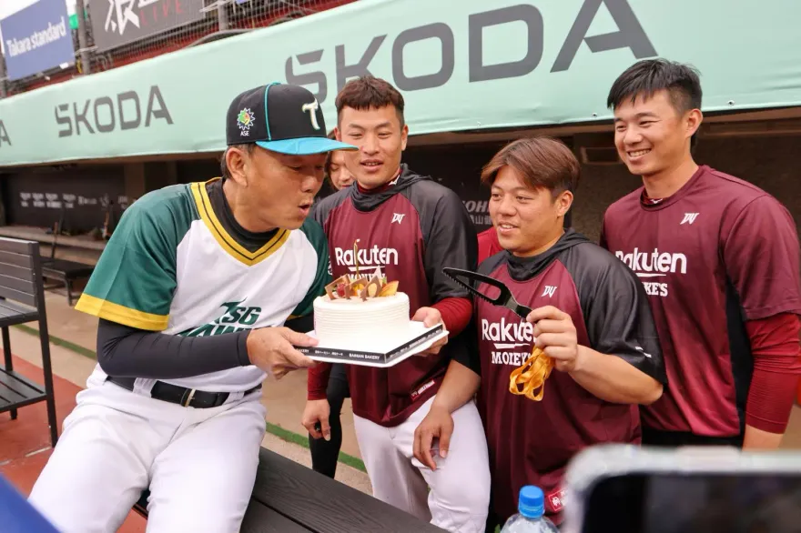 挑戰千勝前先慶生！過往子弟兵送生日蛋糕　洪一中感動泛淚：有戳到點