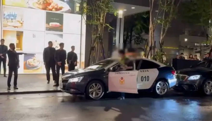 影/周杰倫為Dior站台！警取締違停「疑手煞車沒拉」往後嚕　撞到近千萬豪車好尷尬
