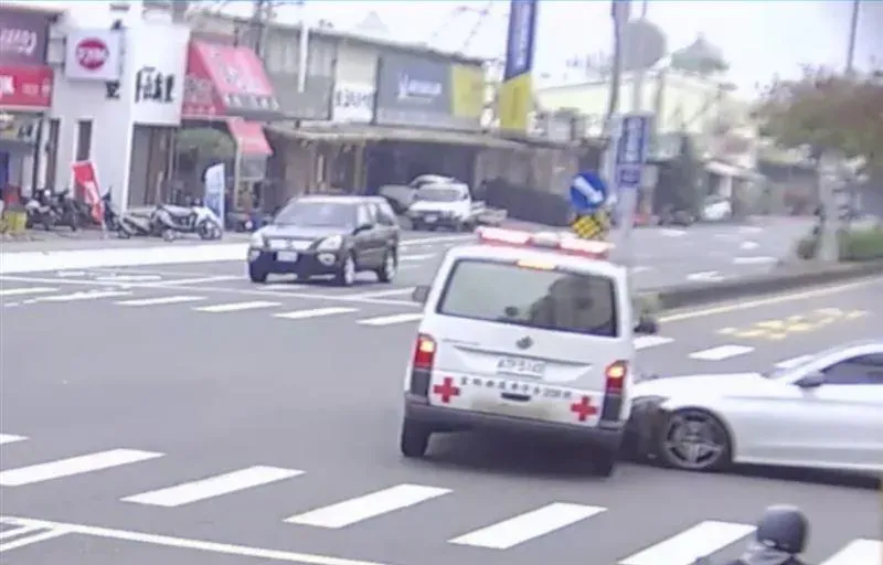 救人卻慘變「待援者」！斗六「救護車載7旬翁」撞賓士