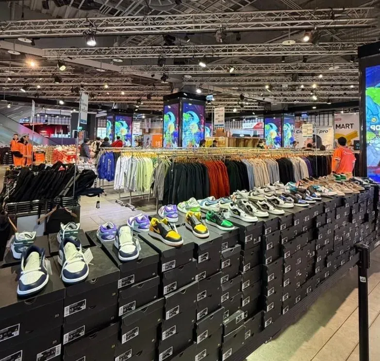 NIKE特賣會失控！民眾直擊：鞋盒翻落一地「像垃圾堆」