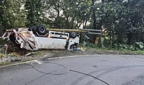天母垃圾車突「四輪朝天」翻覆！　漏油扯斷電線幸無傷亡