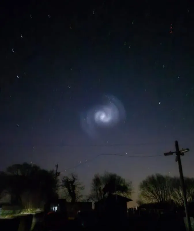 夜空出現「神秘發光螺旋」！英國各地多起目擊情報網熱議